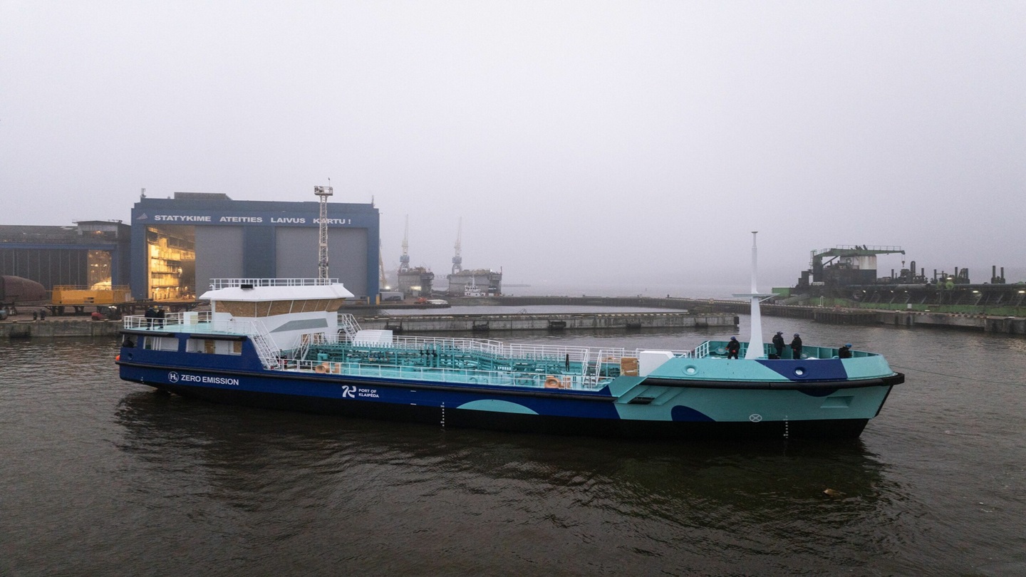 Innovative Hydrogen-Powered Ship Revolutionizes Maritime Waste Management